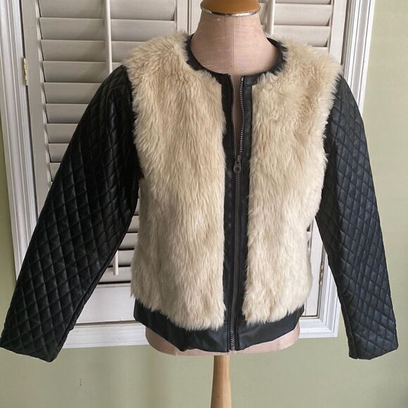 Catherine Malandrino. Fur accent coat. Pleated design sleeves with pockets. - Picture 1 of 7
